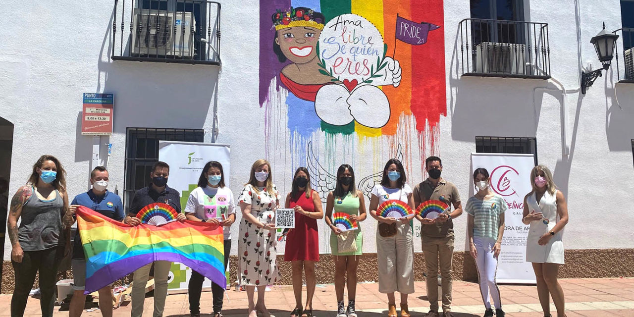 Sandra Esk homenajea a la activista Marsa P. Johnson en la fachada de la Casa de la Juventud de La Carolina