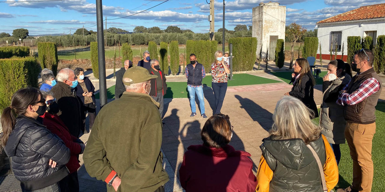 Reunión con los vecinos de La Fernandina para visitar el parque tras su remodelación