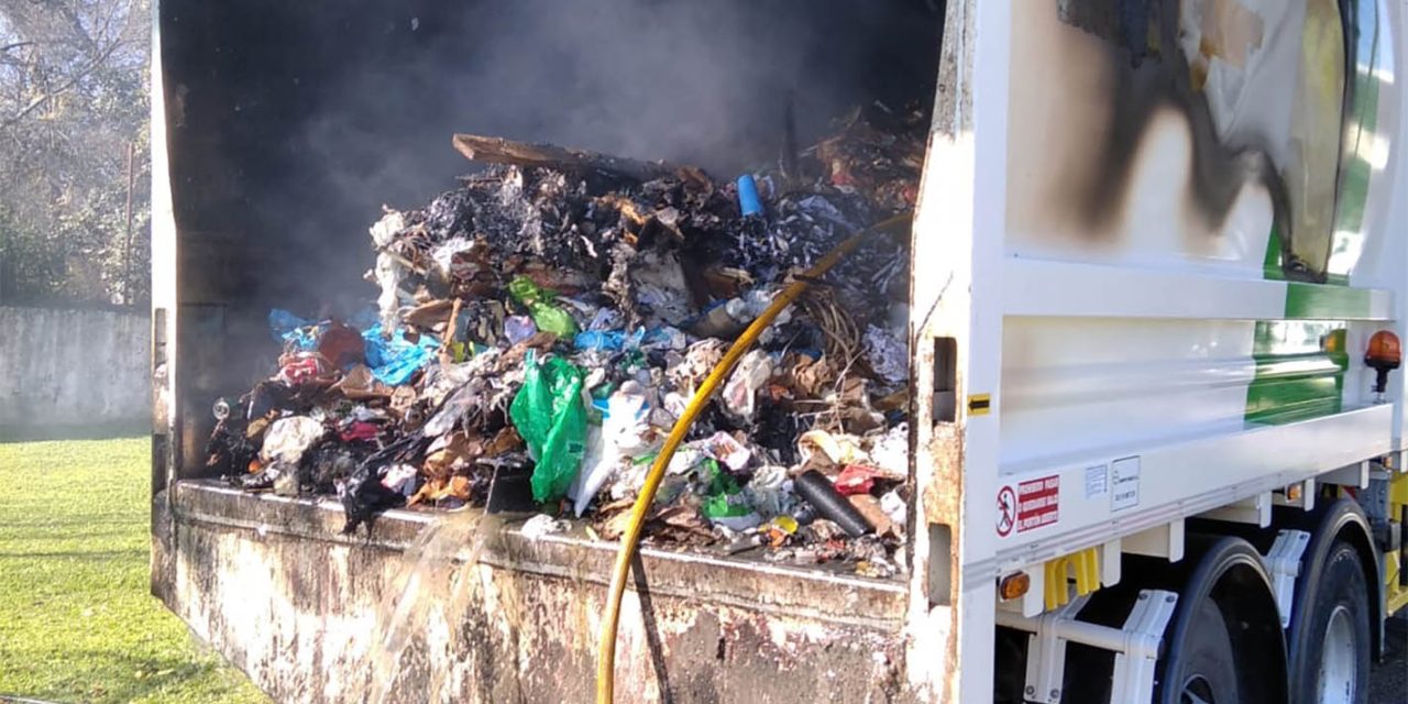 Cenizas sin apagar provocan el incendio de un camión de recogida de basura de Resurja en La Carolina