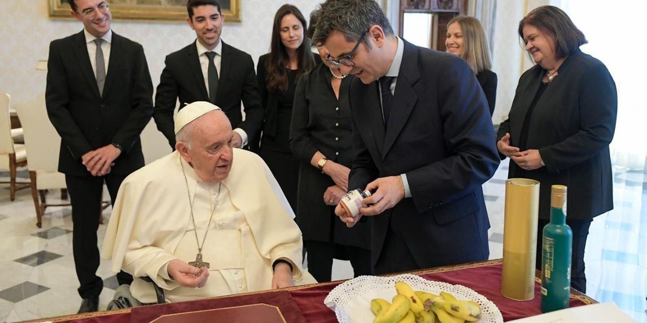 Diputación valora la promoción del aceite de oliva virgen extra jiennense tras recibirlo el Papa Francisco