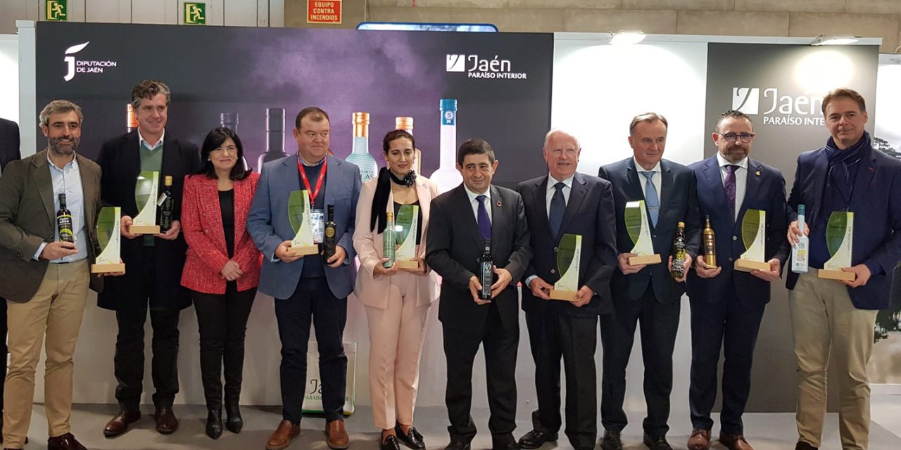 ESPECIAL FITUR | Diputación ha entregado en Fitur 2023 los reconocimientos a las empresas productoras de los aceites de oliva virgen extra Jaén Selección 2023